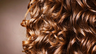 CHEVEUX BOUCLÉS, ONDULÉS, FRISÉS, CREPUS : COMMENT DETERMINER SON TYPE DE CHEVEUX ? - No More Beauty