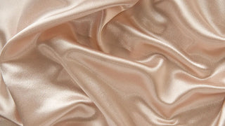 QUELLES SONT LES DIFFÉRENCES ENTRE LE SATIN ET LA SOIE ? - No More Beauty
