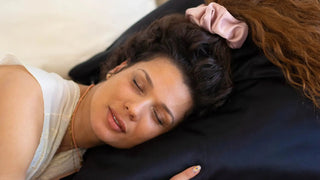 COMMENT PRENDRE SOIN DE VOS CHEVEUX BOUCLÉS LA NUIT ? - No More Beauty